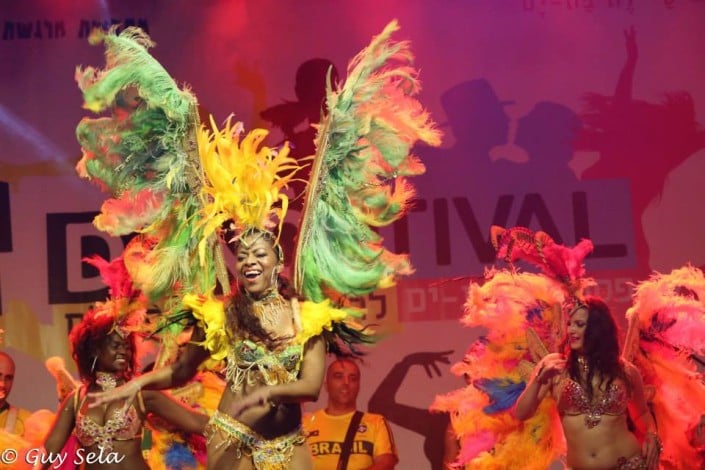 קרנבל ברזילאי - רקדניות סמבה בטוקדה - להקת אנסדאנס